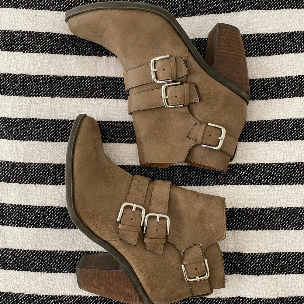 DOLCE VITA // Taupe High Heel Buckle Boots, sze 7